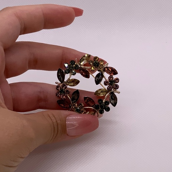 Elegant Brooch with different shiny cubic zirconia crystals - Picture 2 of 8